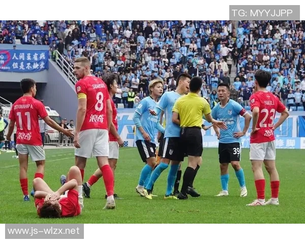 国安与鲁能比赛中争议视频引发热议球迷热议裁判判罚是否公正 国安与鲁能比赛中争议视频引发热议球迷热议裁判判罚是否公正